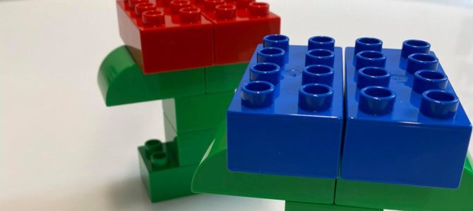 Instruktaż budowy kwiatka zbudowanego z klocków LEGO® na dzień babci i dziadka