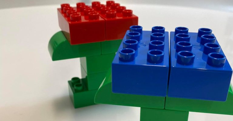 Instruktaż budowy kwiatka zbudowanego z klocków LEGO® na dzień babci i dziadka