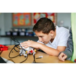 Zestaw Lego Education Mindstorms to zestaw dla uczniów szkół podstawowych i ponadpodstawowych rozwijających umiejętności robotyki. 