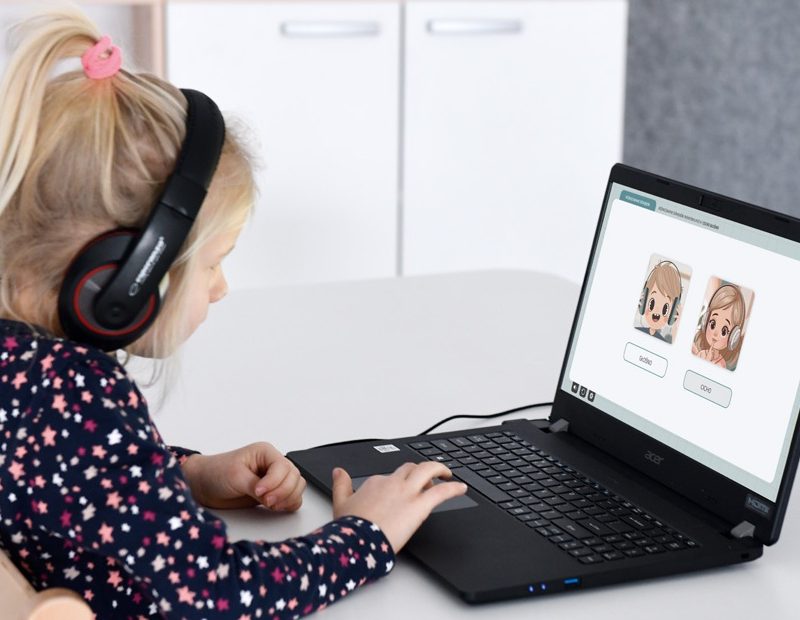 dziewczynka przy komputerze uczy się za pomoca programu Słuch kids