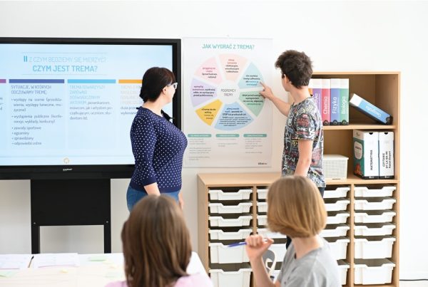 nauczycielka pracuje z nastolatkiem w ramach programu pomysł na wychowawczą