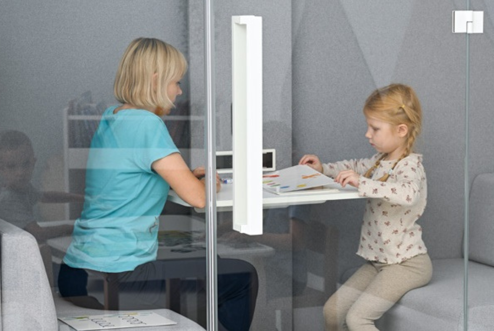 nauczycielka tłumaczy lekcje uczennicy w budce akustycznej moje bambino