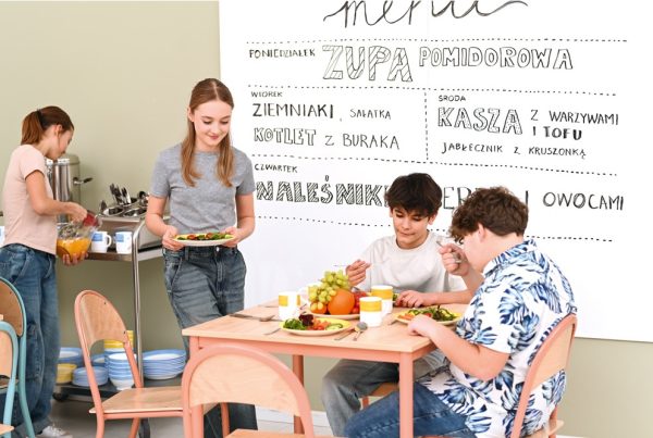 dzieci jedzą posiłek na stołówce szkolnej