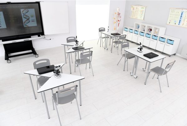 sala szkolna z meblami mobilnymi