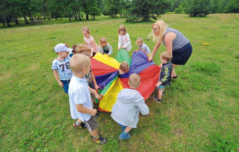 Jak wspierać dzieci podczas wyjazdów kolonijnych.