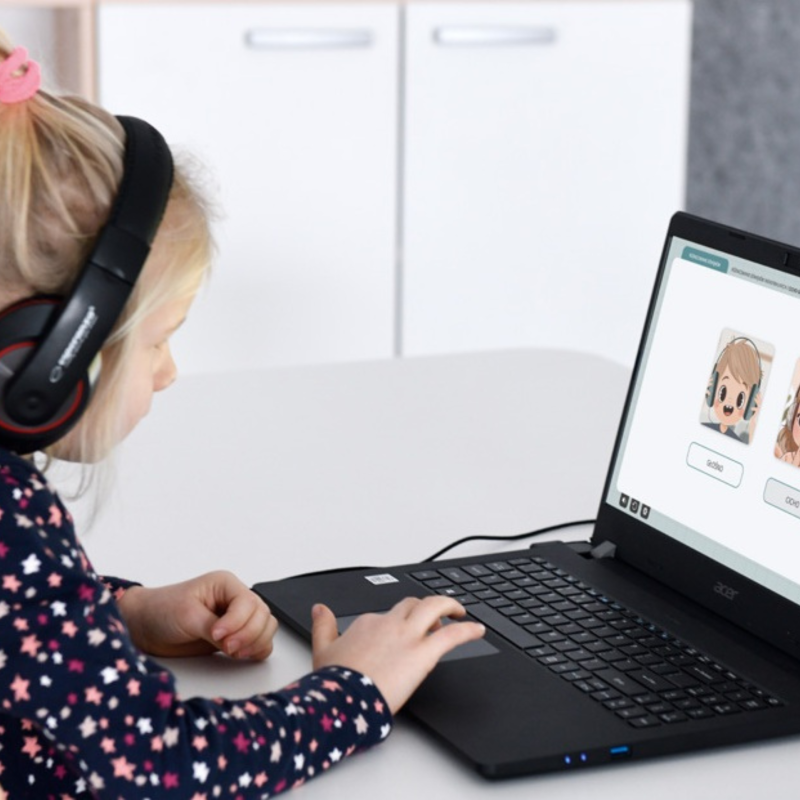 dziewczyna uzywająca programu słuchkids med