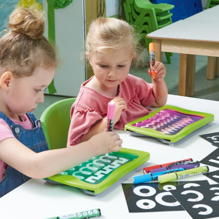 dziewczynki uczą się cyfr i liczb w przedszkolu moje bambino