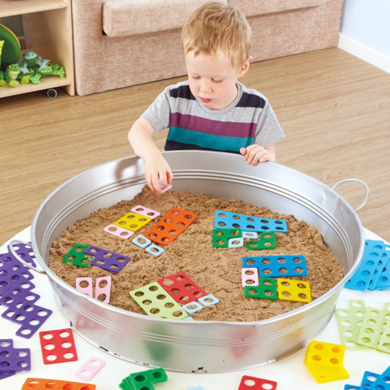 zabawy sensoryczne z piaskiem i ramkami matematycznymi moje bambino