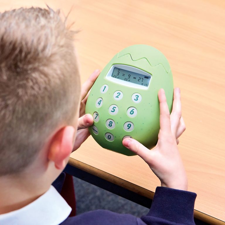 uczeń uczy się mnożenia z matematycznym jajkiem moje bambino