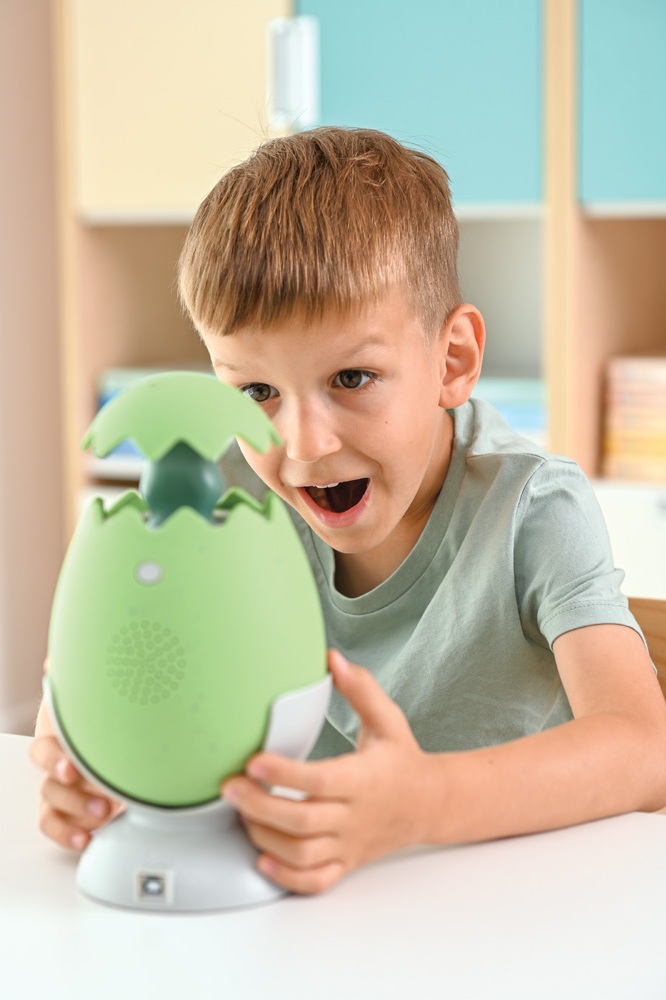 chłopiec uczy się matematyki z matematycznym jajkiem moje bambino