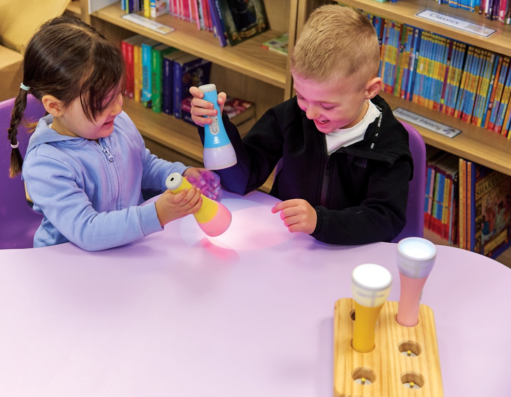 zajęcia w przedszkolu z wykorzystaniem edukacyjnych latarek