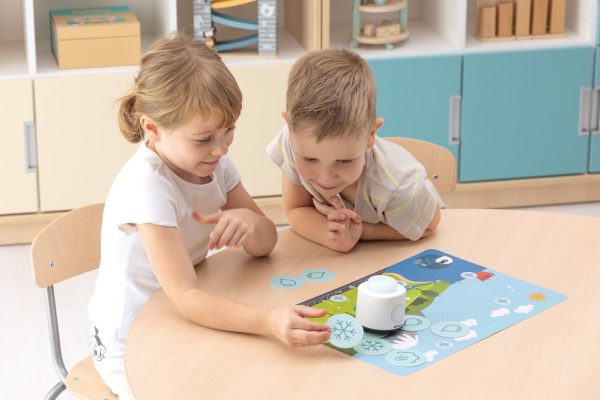 dzieci w przedszkolu z gra obieg wody logi minibot