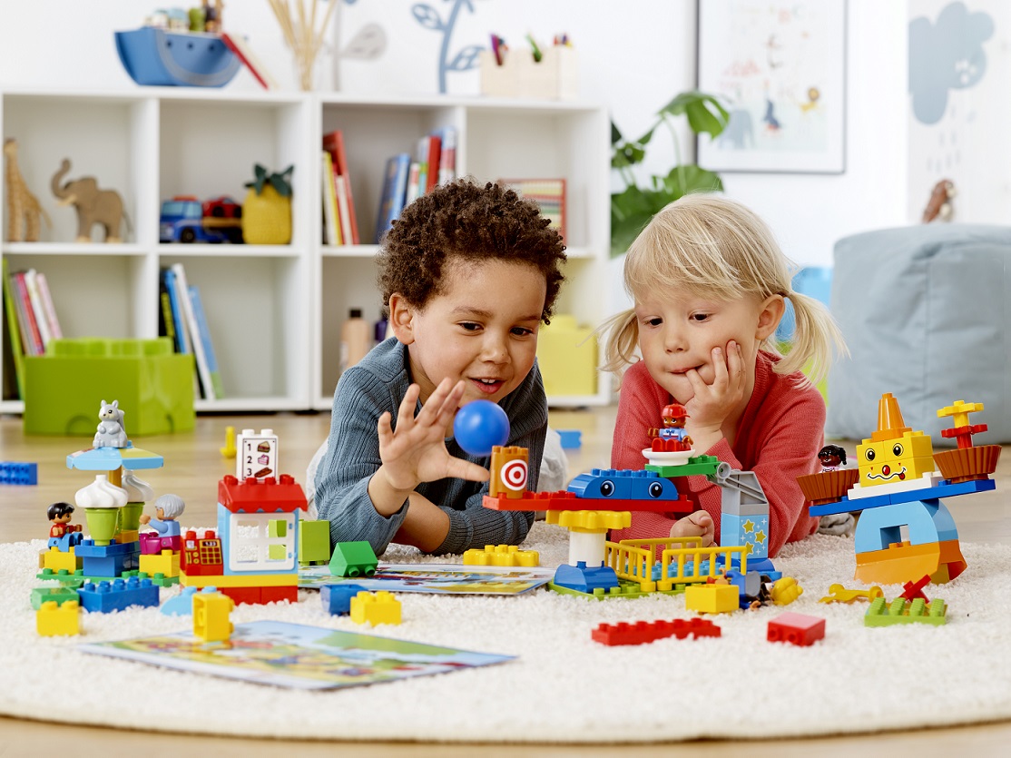 nauczanie steam przedszkole dzieci bawiące się klockami LEGO Duplo