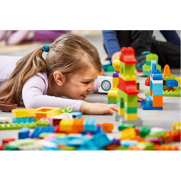 LEGO® DUPLO® Mój świat XL zestaw do rozwijania kluczowych umiejętności dla przedszkolaków, w tym umiejętności komunikacyjnych.