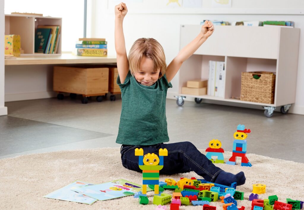 LEGO® DUPLO Zbuduj Emocje dziewczynka cieszy się ze zbudowanego modelu