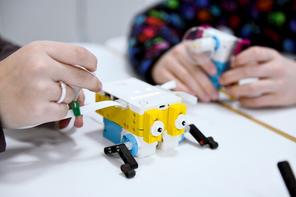 Skocek zbudowany z użyciem klocków LEGO® Education SPIKE™ Prime