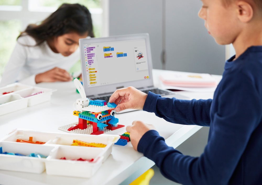 Uczeń budujący model śmieciopotwora z wykorzystaniem zestawu LEGO Education Spike Essential