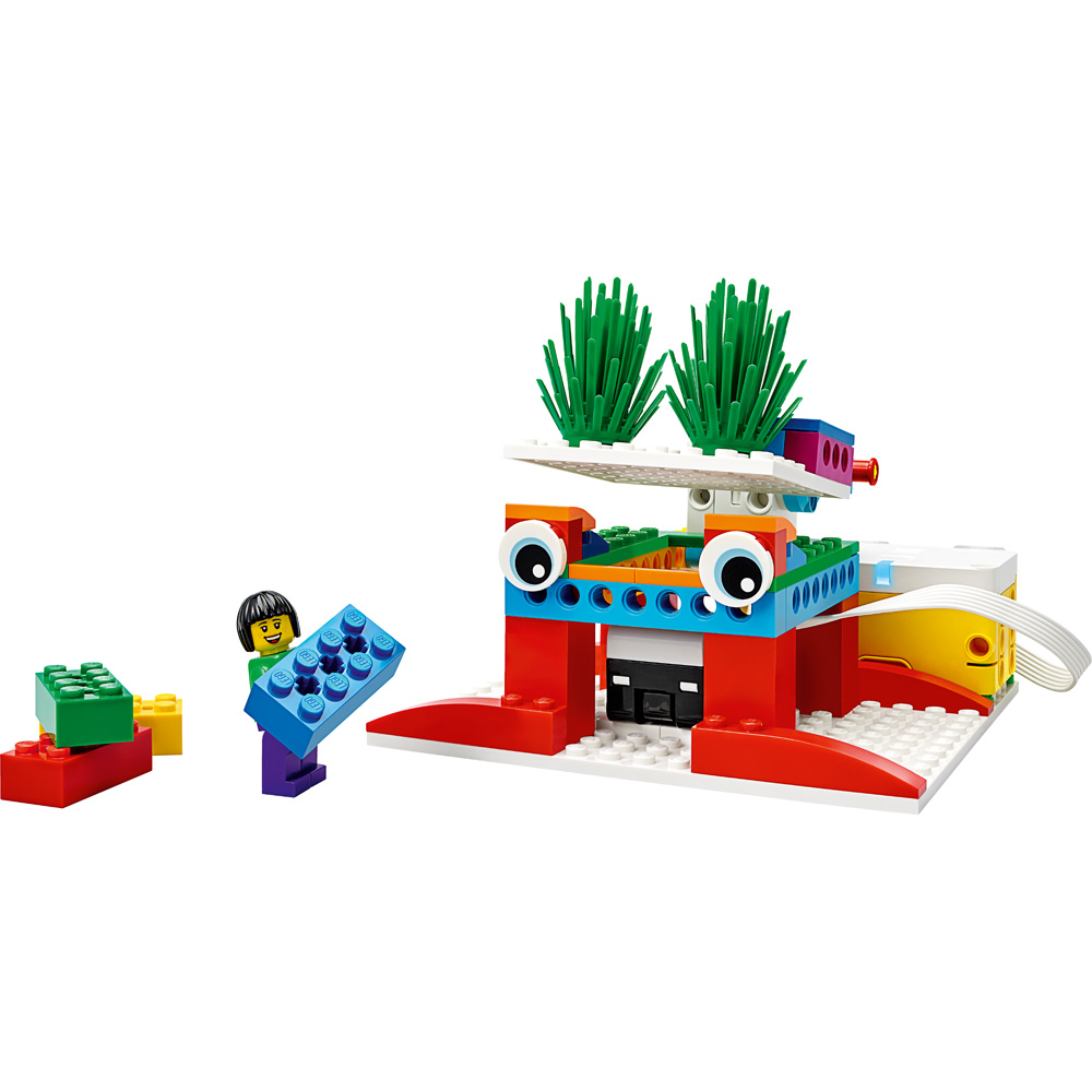Elementy zestawu LEGO Education SPIKE Prime. Kolorowy model i ludzik trzymający niebieski klocek na białym tle.