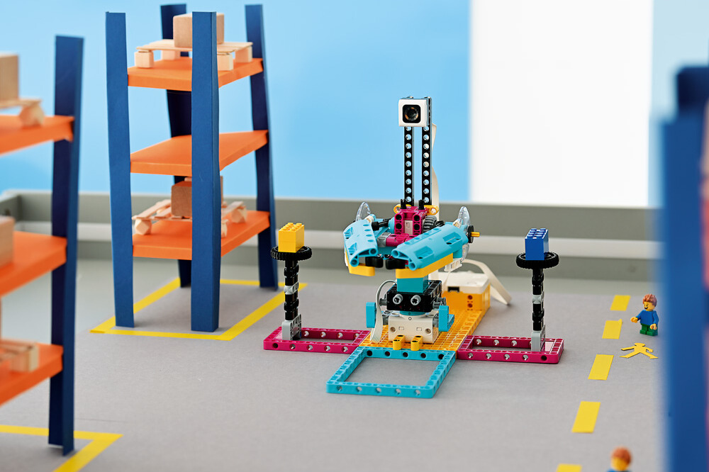 konstrukcja robota z klocków lego education spike prime na makiecie magazynu