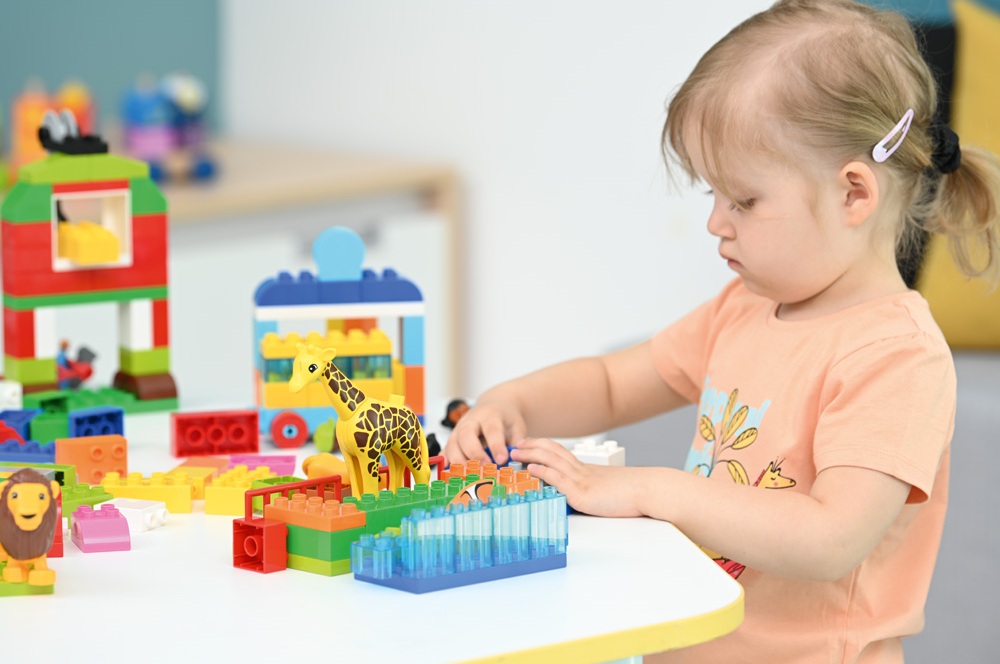 dziewczynka z zestawem lego education