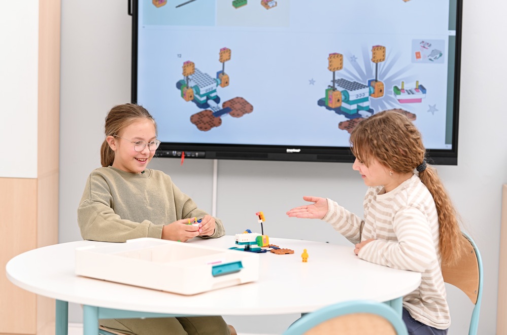 uczennice pracują z zestawem lego education nauki przyrodnicze i ścisłe