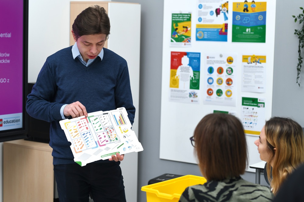 trener prowadzi szkolenia lego education