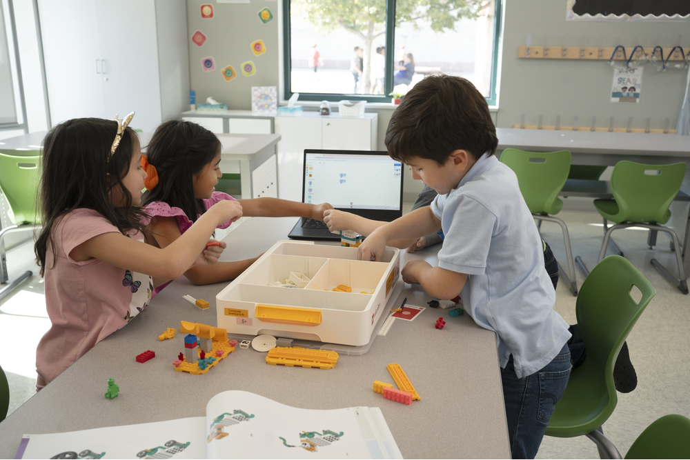 przedszkolaki budują model z klocków zestawu lego education informatyka i ai 5+