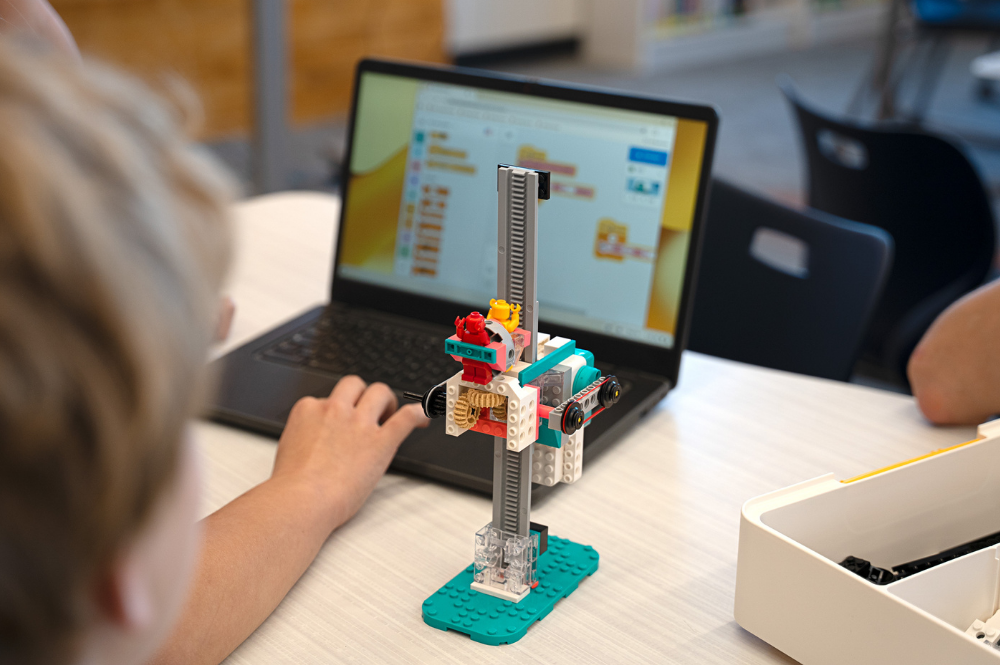 Czy LEGO® Education Informatyka i AI obsługuje Pythona?