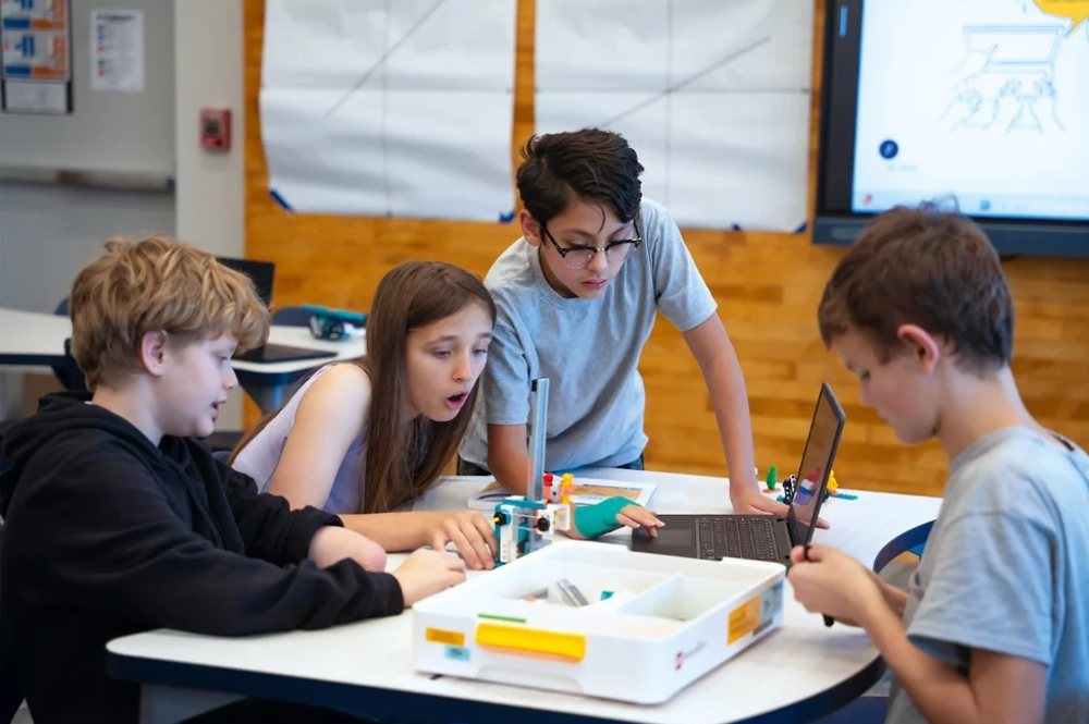 dzieci uczą się programowania z zestawem lego education informatyka i ai 11+